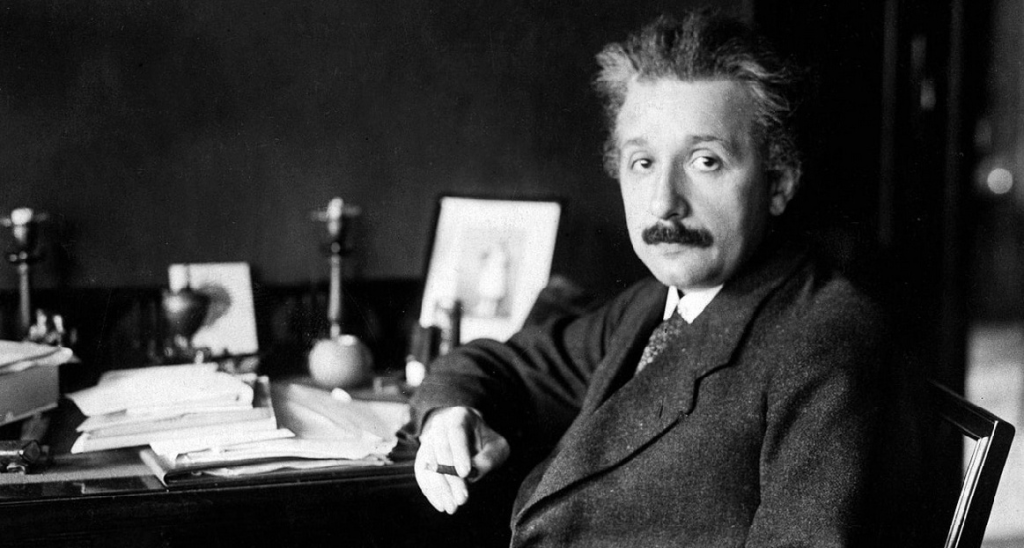  Книга Эйнштейна 'Теория относительности' с формулами и объяснениями на страницах.